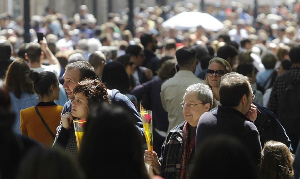 Numerosas personas en el portal del Ángel de Barcelona, hoy día que Cataluña celebra la tradicional fiesta de Sant Jordi. EFE/Marta Pérez