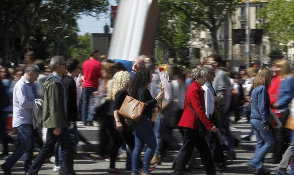 Miles de ciudadanos buscan su libro y su rosa, en una jornada en la el sol y las buenas temperaturas acompañan las primeras horas de la festividad. EFE/Marta Pérez