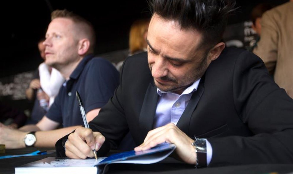 El cineasta Juan Antonio Bayona firma libros durante Sant Jordi. EFE/Quique García