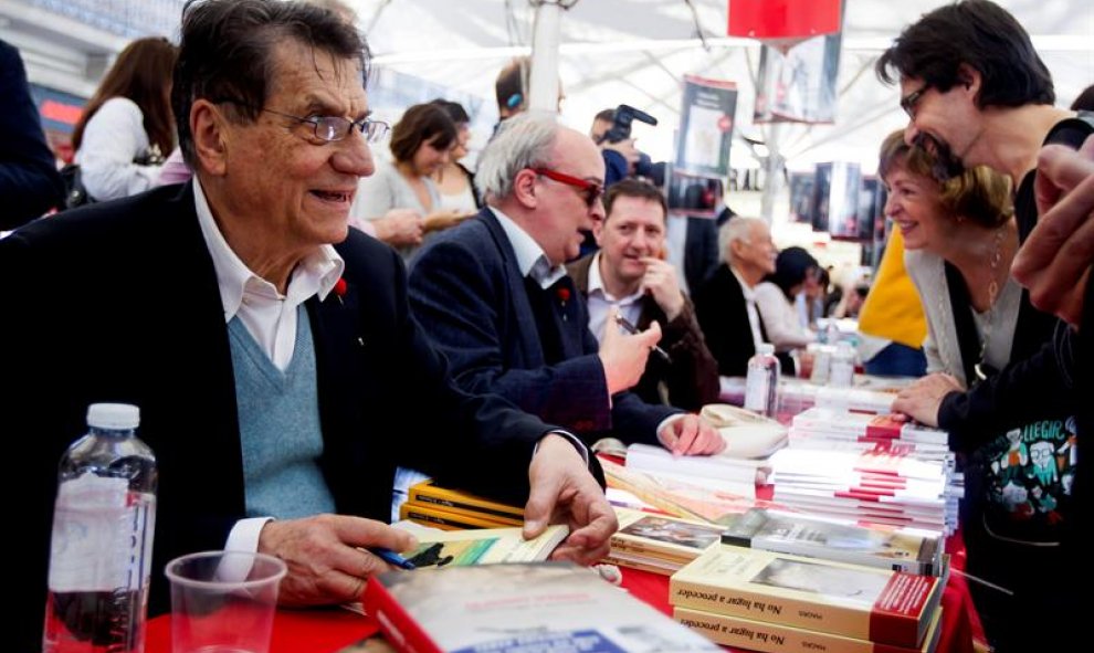 Firma de libros del escritor italiano Claudio Magris. EFE/Quique García