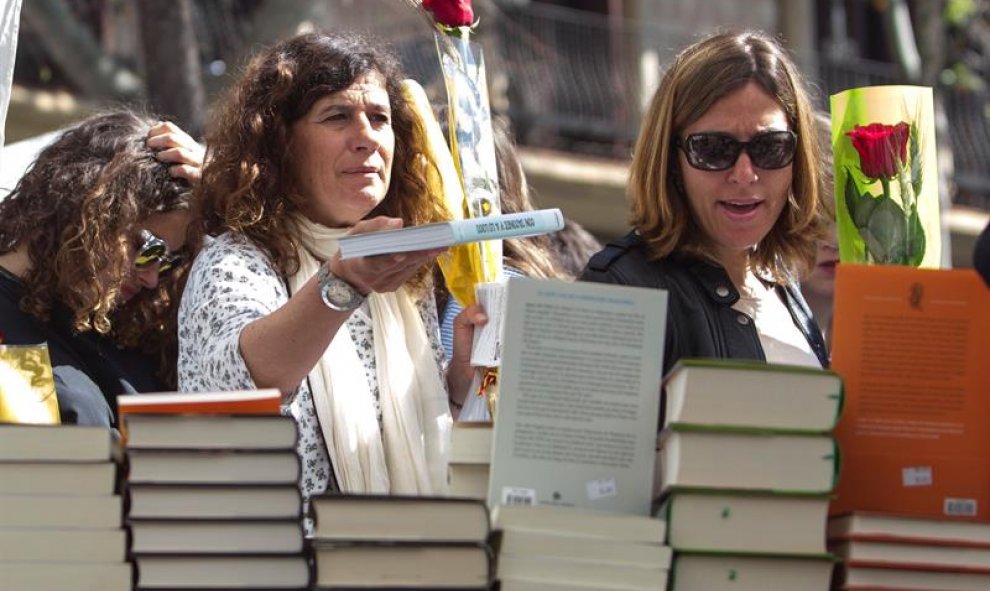 Las calles se llenan de miles de ciudadanos en busca de rosas y libros para regalar. EFE/Quique García