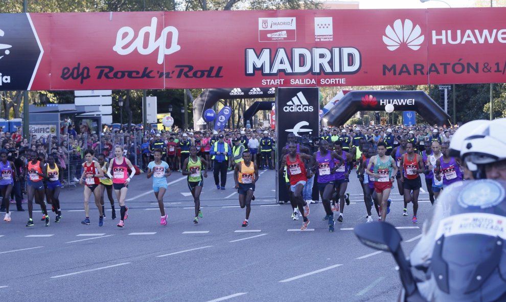 Las calles de Madrid se han convertido en la inmensa pista atlética que acoge el 39 Maratón Popular de Madrid, en el que 33.611 deportistas participan en sus tres pruebas de 42 kilómetros (maratón), 21 kilómetros (media maratón) y 10 kilómetros. En la fot