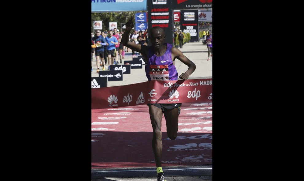 El atleta keniano Peter Kiplagat, a su llegada a la meta de la 39 Maratón Popular de Madrid con un tiempo de 2:11:44. EFE/Fernando Alvarado