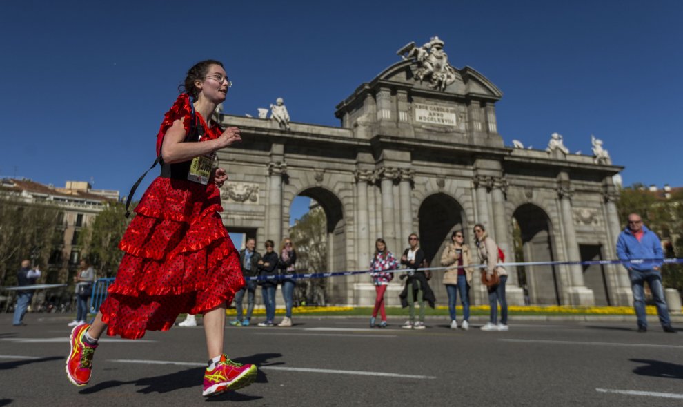 Una corredora de la 39 edición de la maratón de Madrid,a su paso por la Puerta de Alcala. EFE/Emilio Naranjo