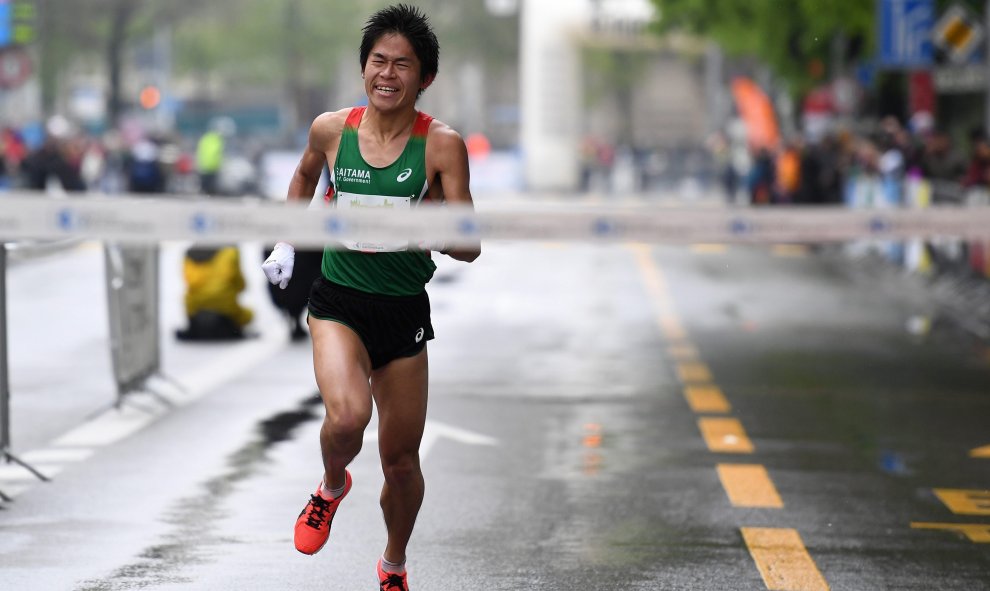 Yuki Kawauchi of Japan approaches the finish line to win the Zurich Marathon, in Zurich, Switzerland, 24 April 2016. (Suiza, Japón) EFE/EPA/VALERIANO DI DOMENICO