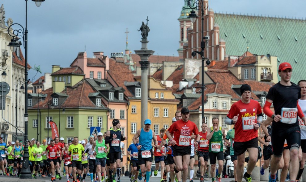Los participantes de la maratón de Varsovia pasan por la Plaza del Castillo de la capital polaca. EFE/EPA/MARCIN OBARA