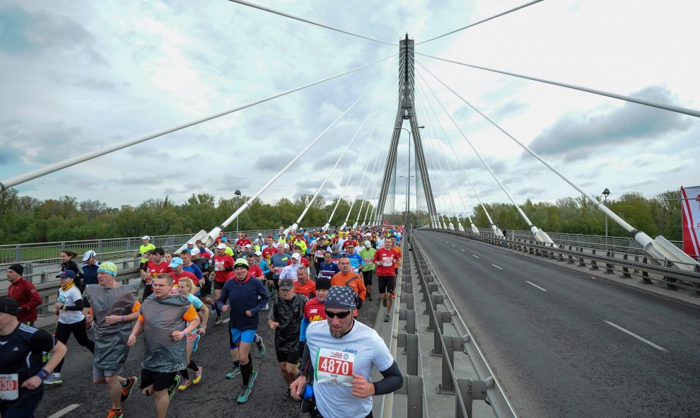 Los participantes de la maratón de Varsovia pasan por el Puenta Swietokrzyski de la capital polaca. EFE/EPA/MARCIN OBARA