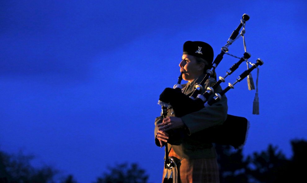 Un soldado australiano toca la gaita al amanecer para celebrar el ANZAC en el Australian National Memorial en Villers-Bretonneux. REUTERS/Pascal Rossignol