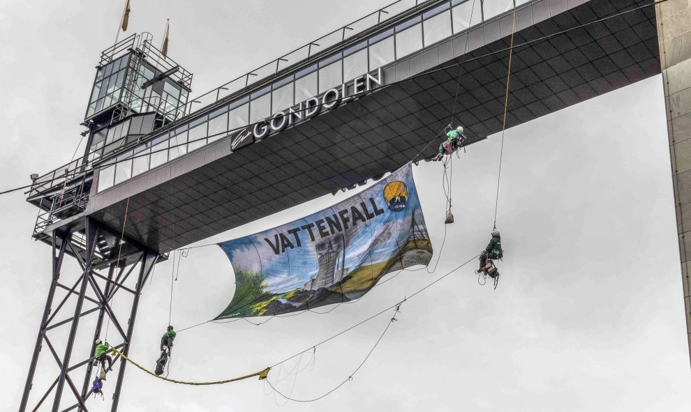 Activistas de Greenpeace protestan contra los planes de la compañía Vattenfall de vender sus explotaciones alemanas de lignito a una compañía checa, en el ascensor de Katarina en Estocolmo.REUTERS