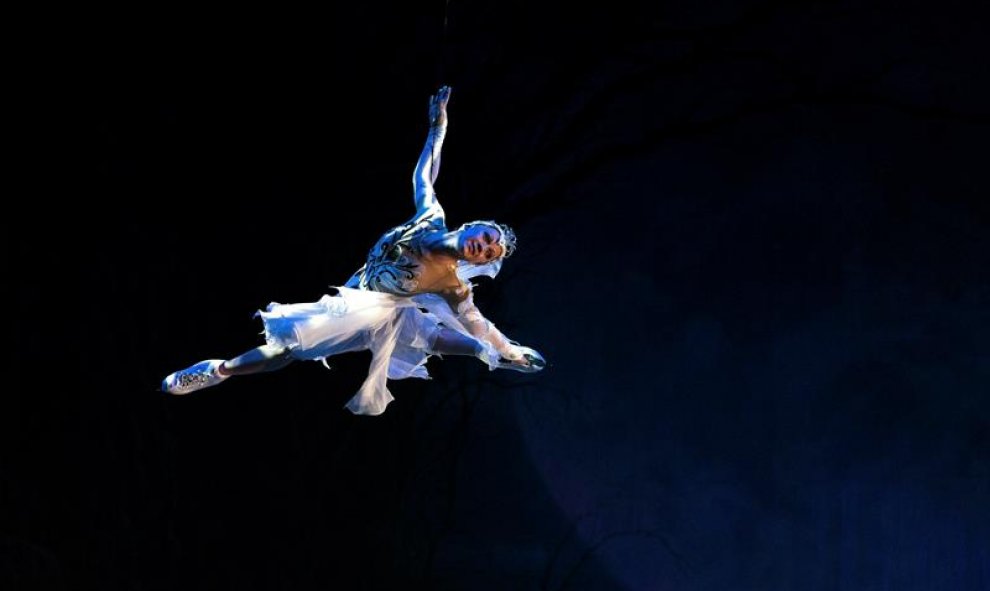 Una patinadora actúa durante la representación del Lago de los Cisnes sobre hielo en el Centro Cultural de Hong Kong. EFE/Jerome Favre