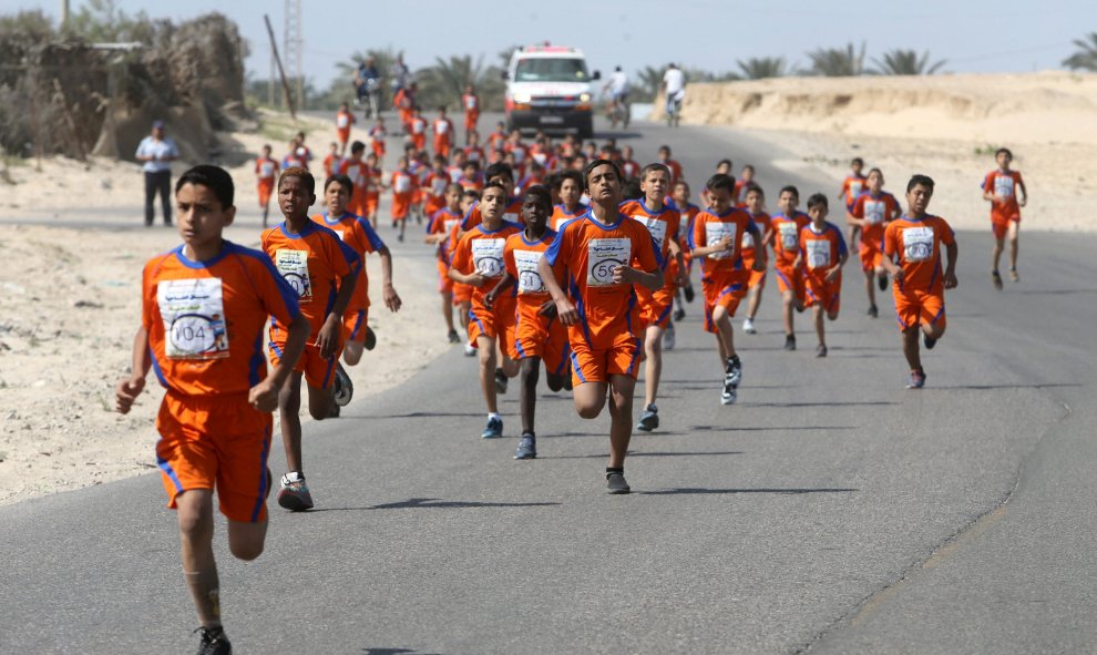 Maratón local de niños palestinos organizada por la Asociación de Cultura y Pensamiento Libre en Khan Younis, al sur de Gaza. REUTERS/Ibraheem Abu Mustafa