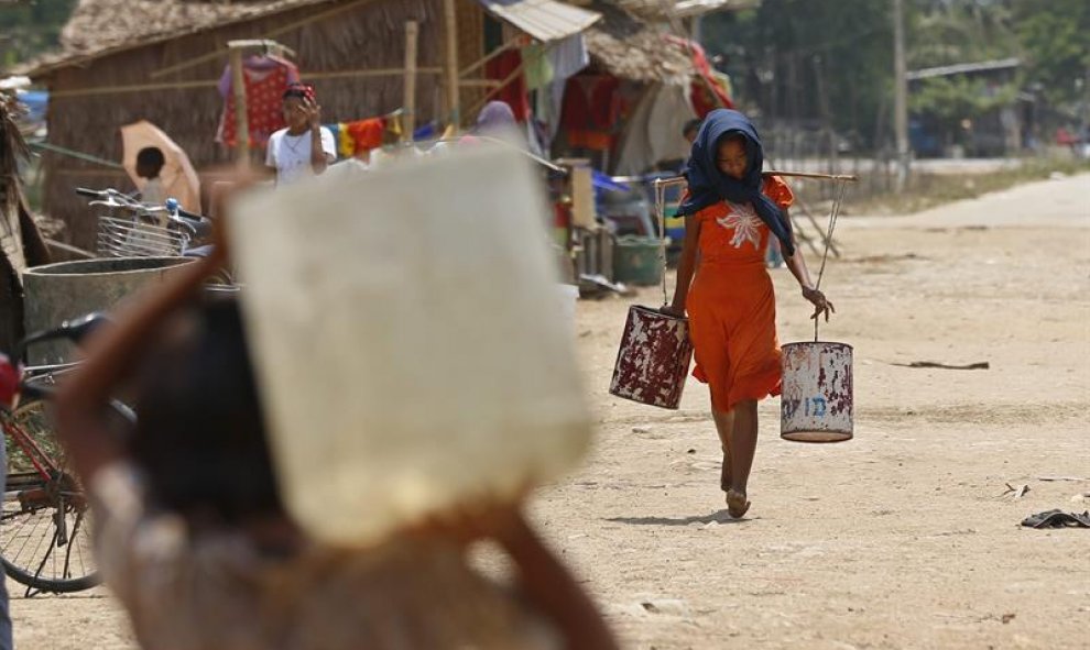 Un niña traslada bidones de agua en las afueras de Rangún (Birmania) hoy, 28 de abril de 2016. Según los expertos, los vecinos Vietnam -"que vive su peor sequía en 90 años"-, Birmania (Myanmar). EFE/Nyein Chan Naing