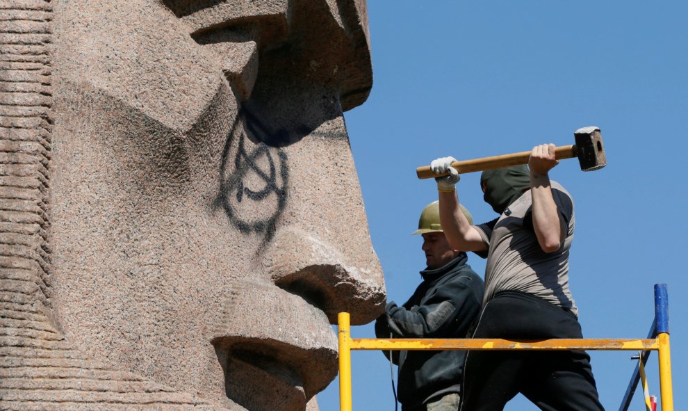 Activistas ucranianos derriban un monumento en homenaje a los trabajadores del Comité de Seguridad del Estado en Kiev, Ucrania. EFE/Roman Pilipey