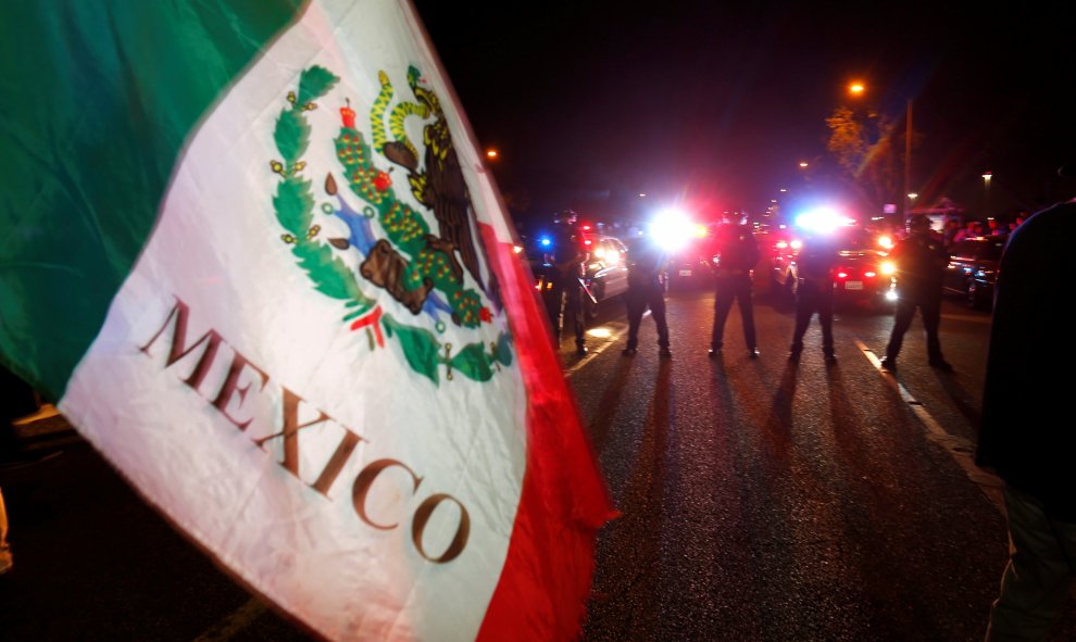 La policía antidisturbios se enfrenta a un grupo de manifestantes fuera de un acto de campaña del candidato presidencial republicano EE.UU. Donald Trump en Costa Mesa, California. REUTERS/Mike Blake