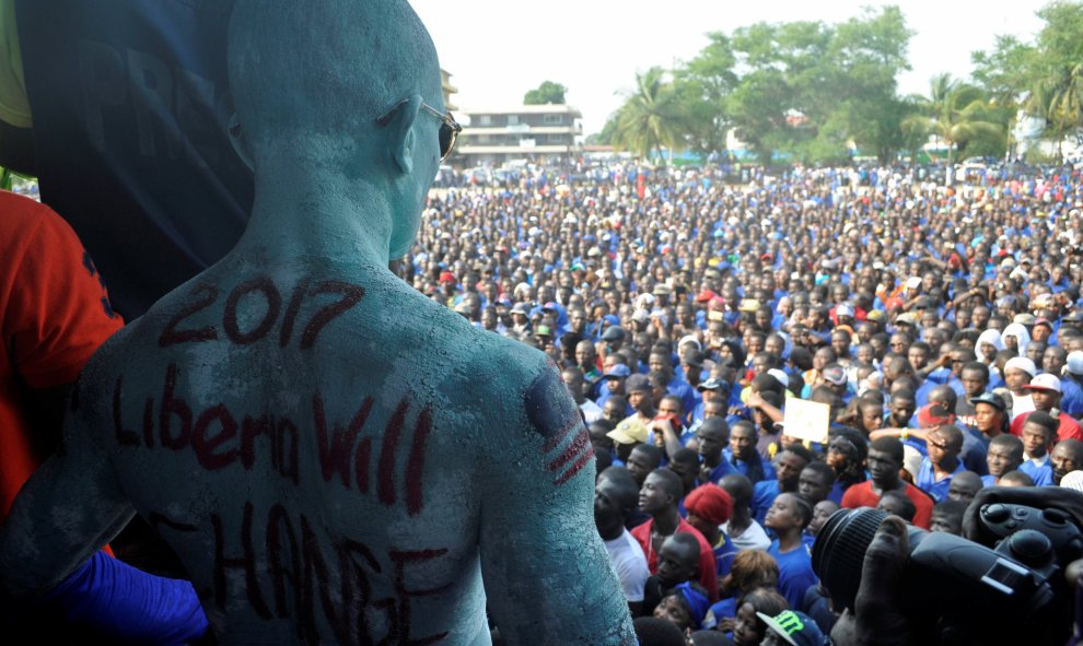 Seguidores del exfutbolista George Weah asisten a un acto en la que anunció su candidatura para las elecciones presidenciales de 2017 en Monrovia. REUTERS/James Harding Giahyue