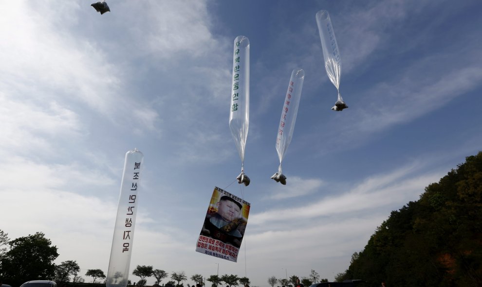 Desertores norcoreanos lanzan al aire globos con 300.000 panfletos con propaganda contra el gobierno norcoreano además de 2.000 dólares estadounidenses en billetes para que crucen la frontera cerca de la Zona Desmilitarizada, en Paju, provincia surcoreana