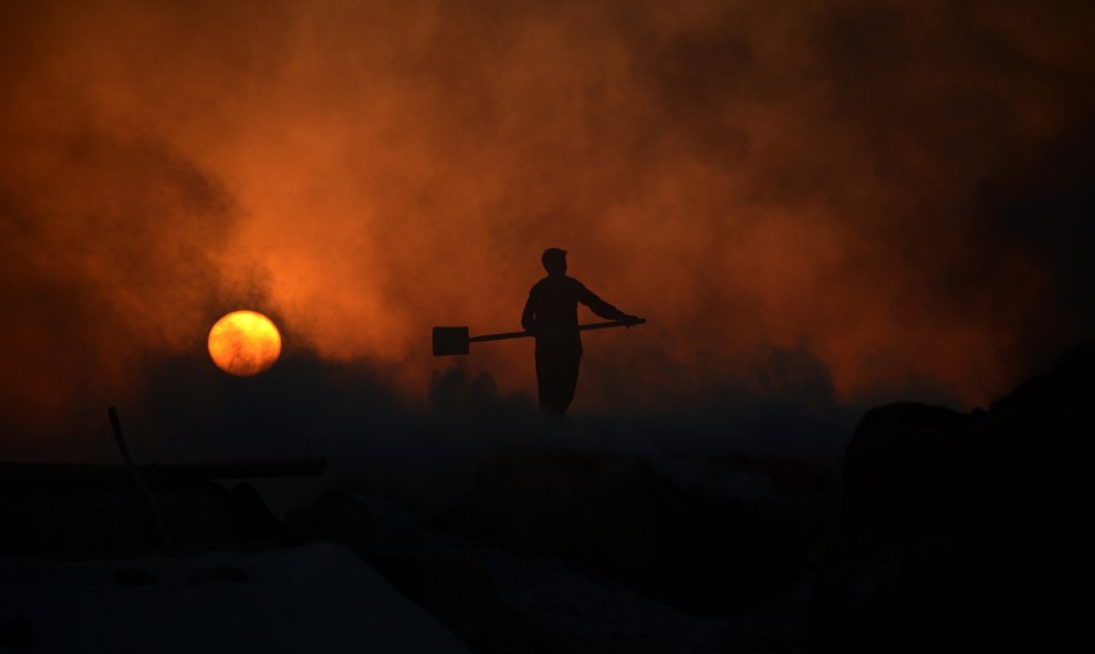 Trabajador afgano trabaja en una fábrica a las afueras de Mazar-i-Sharif. FARSHAD USYAN / AFP