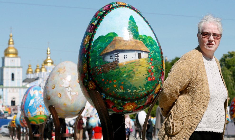 Una mujer observa el huevo tradicional ucraniano 'Pysanka', instalado en el centro de Kiev, Icrania, para dar la bienvenida a la celebración del Easter Break. REUTERS/Valentyn Ogirenko