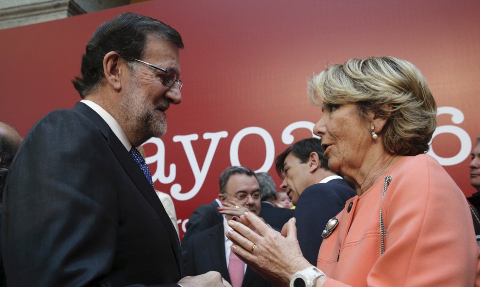 El presidente del Gobierno en funciones, Mariano Rajoy, saluda a la presidenta del PP de Madrid, Esperanza Aguirre, durante el acto de entrega las Medallas y Condecoraciones de la Orden del Dos de Mayo, celebrado en la Real Casa de Correos con motivo del