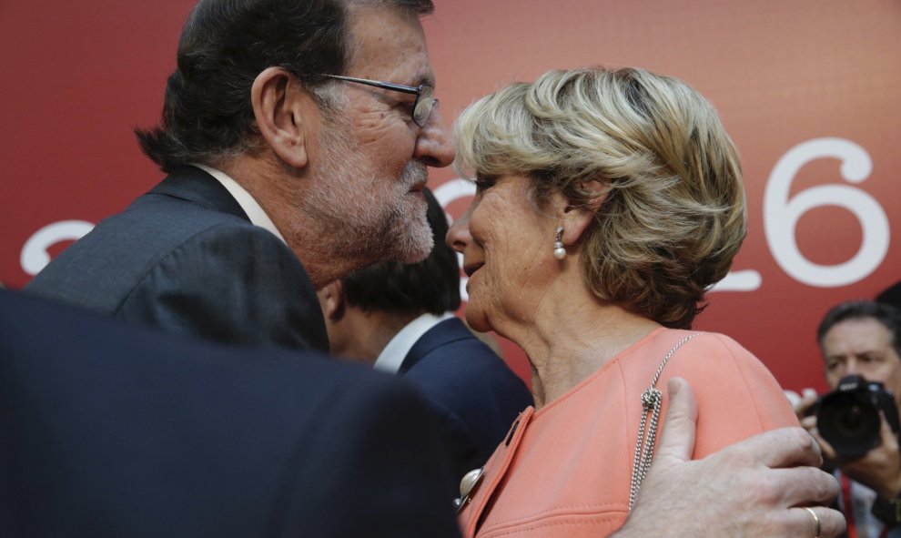 El presidente del Gobierno en funciones, Mariano Rajoy, saluda a la presidenta del PP de Madrid, Esperanza Aguirre, durante el acto de entrega las Medallas y Condecoraciones de la Orden del Dos de Mayo, celebrado en la Real Casa de Correos con motivo del