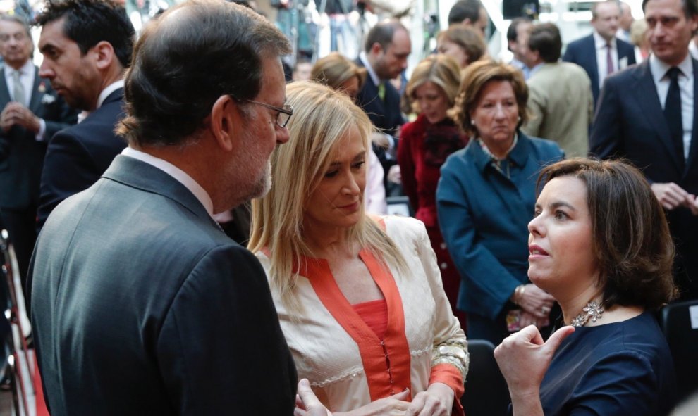 El presidente y la vicepresidanta del Gobierno en funciones, Mariano Rajoy y Soraya Sáenz de Santamaría, conversan con la presidenta regional, Cristina Cifuentes, durante el acto de imposición de Medallas y Condecoraciones de la Orden del Dos de Mayo, con