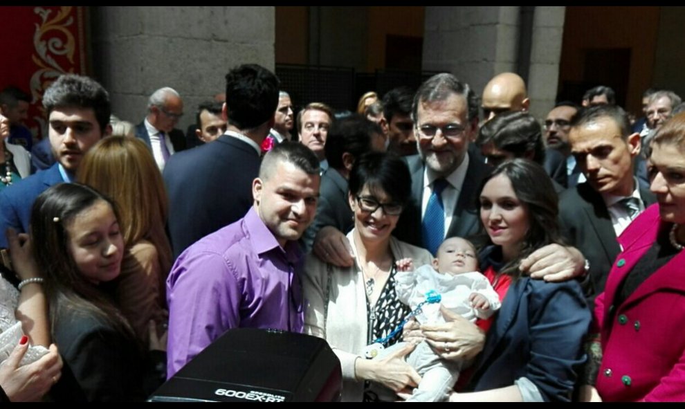 El presidente del Gobierno en funciones, Mariano Rajoy, se fotografía con la familia de uno de los asistentes a la recepción del Dos de Mayo. TWITTER