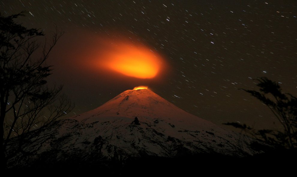 El Volcán Villarica visto en la noche desde el Parque Nacional Villarica en Pucon, Chile. REUTERS/Cristobal Saavedra.