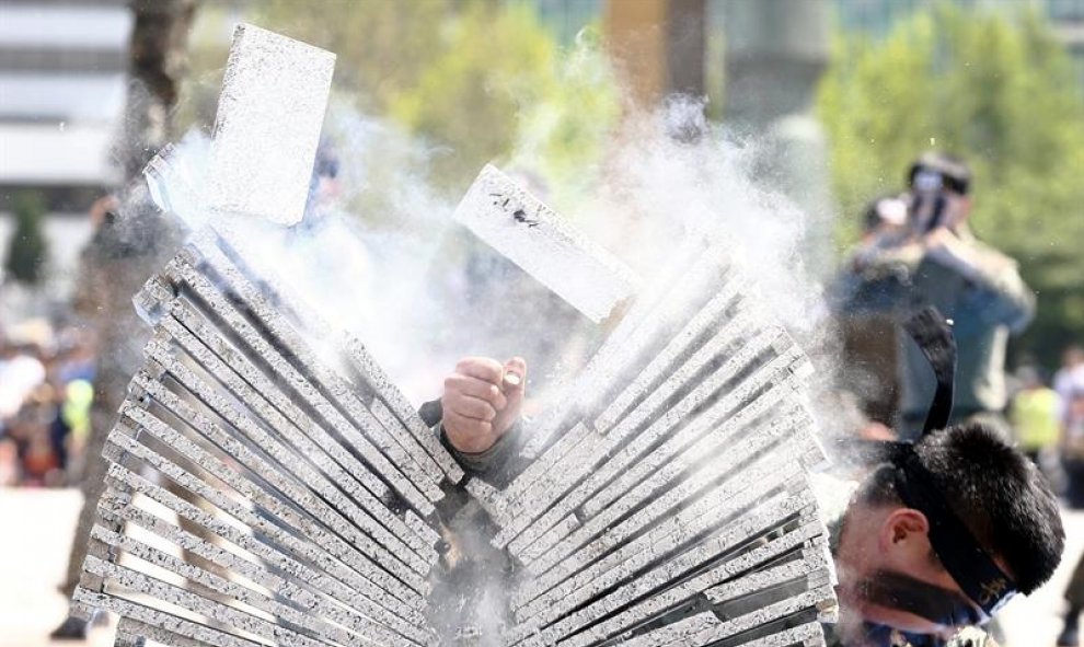 Soldados de las Fuerzas Especiales surcoreanas realizan una demostración de sus habilidades durante un evento celebrado con motivo del Día del Niño en Seúl, Corea del Sur. EFE/Jeon Heon-Kyun