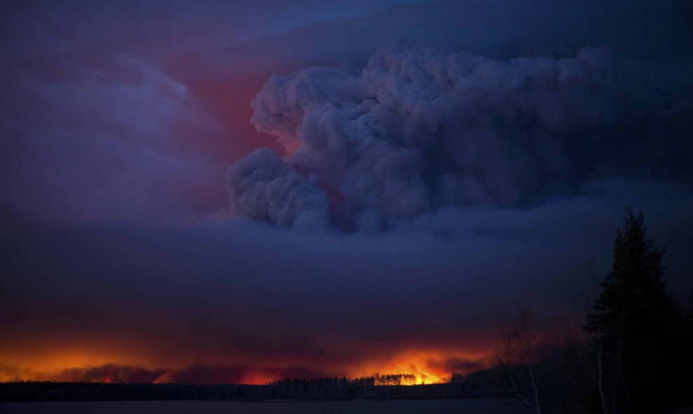 Un incendio forestal masivo se extiende al sur de Fort McMurray, en Canadá. REUTERS