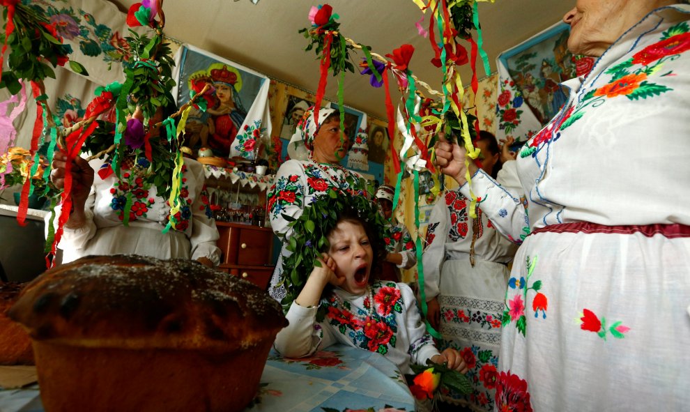 Aldeanos participan en un ritual en homenaje al dios pagano Yurya y rezan por unas futuras cosechas abundantes en el pueblo de Pogost, Bielorrusia. REUTERS / Vasily Fedosenko