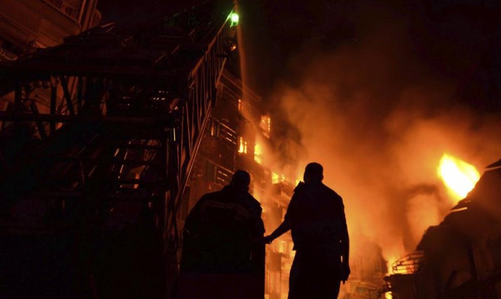 Bomberos egipcios intentan extinguir el fuego que se ha originado en un pequeño hotel en El Cairo, Egipto. EFE/Ayman Aref