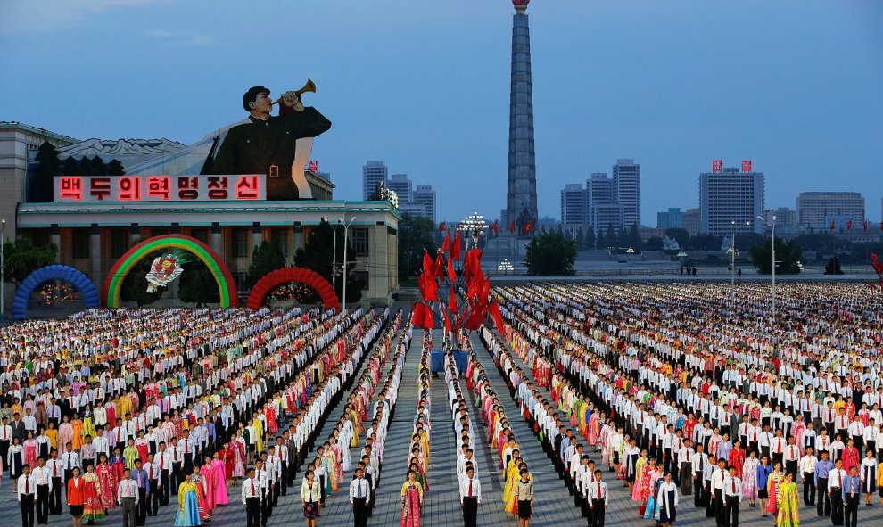 Cientos de personas participan en el baile masivo conmemorativo de la conclusión del séptimo congreso del Partido de los Trabajadores de Corea del Norte en Pyongang. REUTERS/Damir Sagolj