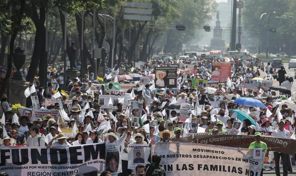 Familiares de personas desaparecidas participan en la V Marcha de la Dignidad Nacional hoy, martes 10 de mayo de 2016, en el centro de Ciudad de México (México). EFE/Alex Cruz