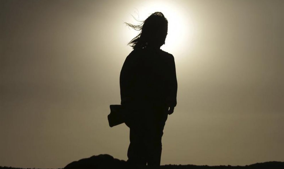 Vista de la silueta de una niña desplazada frente al sol, en un refugio temporal de Herat, Afganistán. EFE/Jalil Rezayee