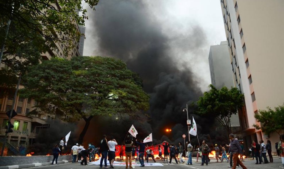 Protestas contra el juicio político en el Congreso contra la presidenta brasileña Dilma Rousseff en Sao Paulo (Brasil). EFE/Rovena Rosa