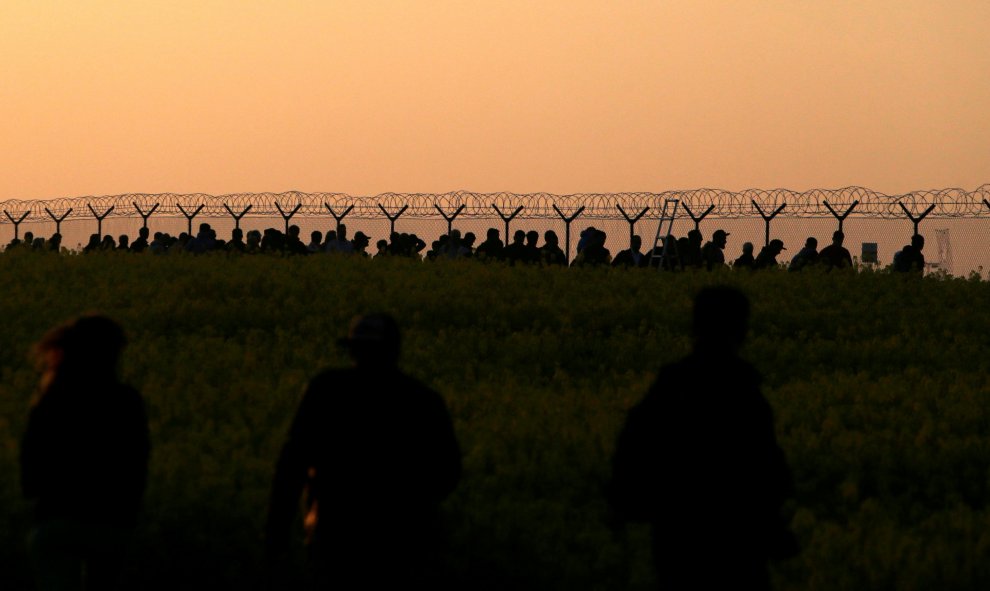 Personas llegan para ver la salida del Antonov An-225 en el aeropuerto de Vaclav Havel en Praga. REUTERS/David W Cerny