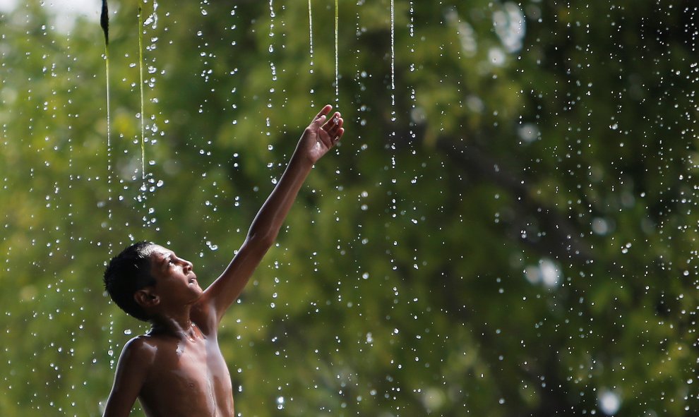 Un chico se baña en una fuente de Nueva Delhi, India REUTERS/Anindito Mukherjee