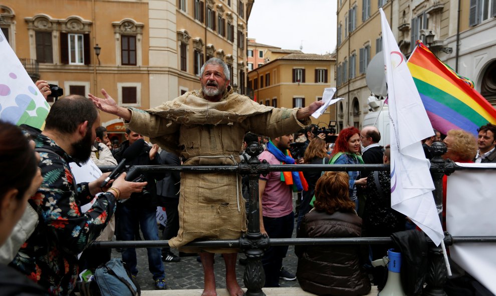 Un hombre protesta en frente del Parlamento italiano durante la votación final para la legalización del matrimonio homosexual. Roma, Italia. REUTERS/Alessandro Bianchi