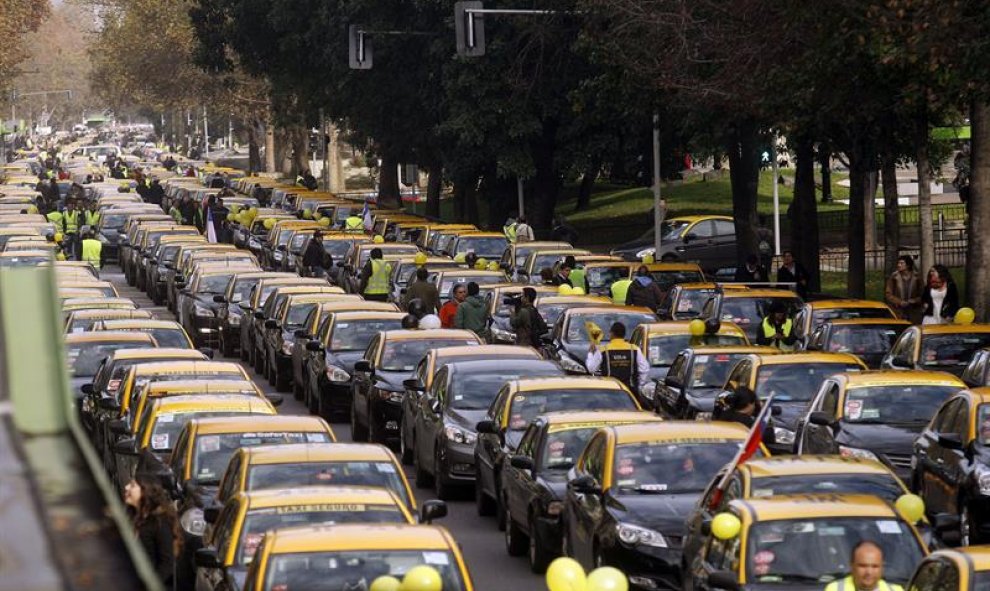 Un centenar de taxistas protestan en Santiago de Chile contra la operación en el país de las empresas Uber y Cabify. El paro se lleva a cabo en diversas ciudades de Chile. EFE/Elvis González