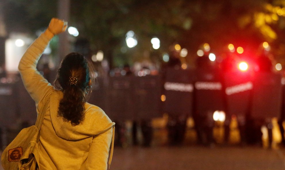 Una manifestante grita contra la policía antidisturbios durante una protesta en contra de la destitución de la presidenta Rousseff en Porto Alegre, Brasil. REUTERS/Lunae Parracho