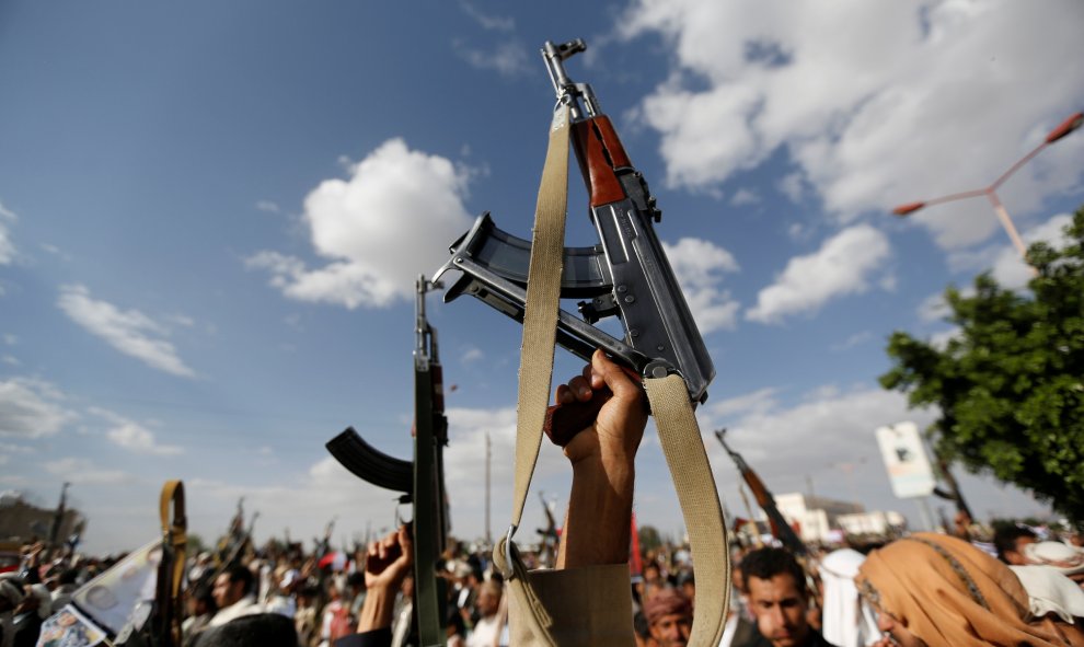 Los seguidores del movimiento Houthi sostienen sus fusiles durante una manifestación contra la intervención EE.UU. en Yemen , en la capital del país, Saná.-REUTERS / Khaled Abdullah