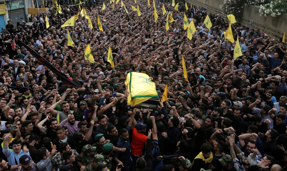 miembros de Hezbollah llevan el ataúd del máximo comandante de Hezbolá Mustafa Badreddine , que murió en un ataque en Siria , durante su funeral en los suburbios del sur de Beirut .- REUTERS / Aziz Taher TPX