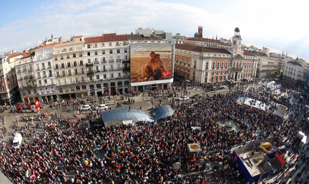 People fill Puerta del Sol square during a march to mark the 5th anniversary of the "indignados" movement in Madrid, Spain, May 15, 2016. Picture taken with an eye fish lens. REUTERS/Sergio Perez