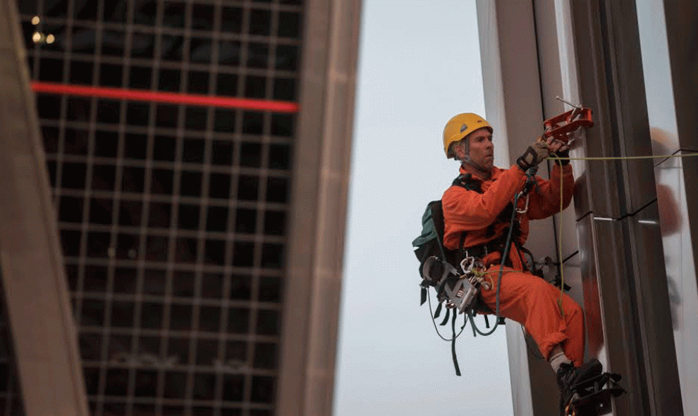 Un activista de Greenpeace colgado de una de las torres Kio en una acción contra el TTIP este martes en Madrid. GREENPEACE