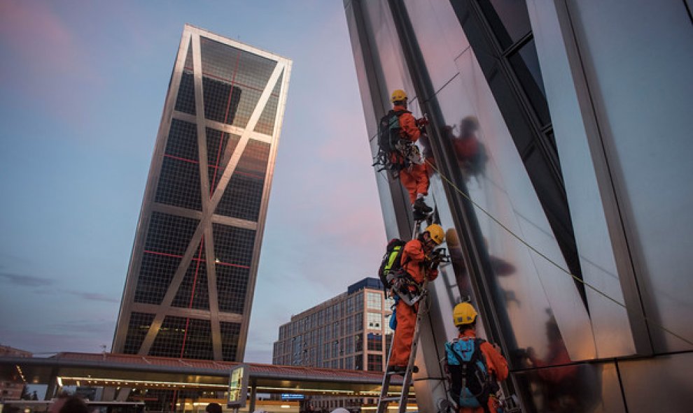 Los activistas de Greenpeace se preparan para escalar el complejo 'Puerta de Europa', más conocido como las Torres KIO. GREENPEACE.