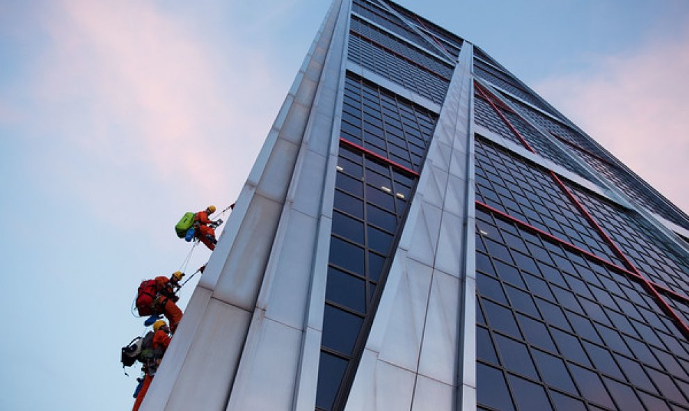 Un momento de la escalada de Greenpeace contra el TTIP en las Torres KIO de Madrid. GREENPEACE.