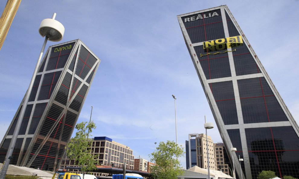 Seis activistas de Greenpeace han escalado la fachada sur de una de las dos Torres Kio para protestar por las negociaciones que llevan a cabo la Unión Europea y Estados Unidos para dar luz verde al Tratado Transatlántico de Libre Comercio e Inversión (TTI