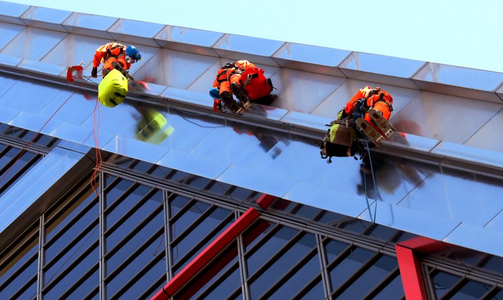 Seis activistas de Greenpeace han escalado la fachada sur de una de las dos Torres Kio para protestar por las negociaciones que llevan a cabo la Unión Europea y Estados Unidos para dar luz verde al Tratado Transatlántico de Libre Comercio e Inversión (TTI