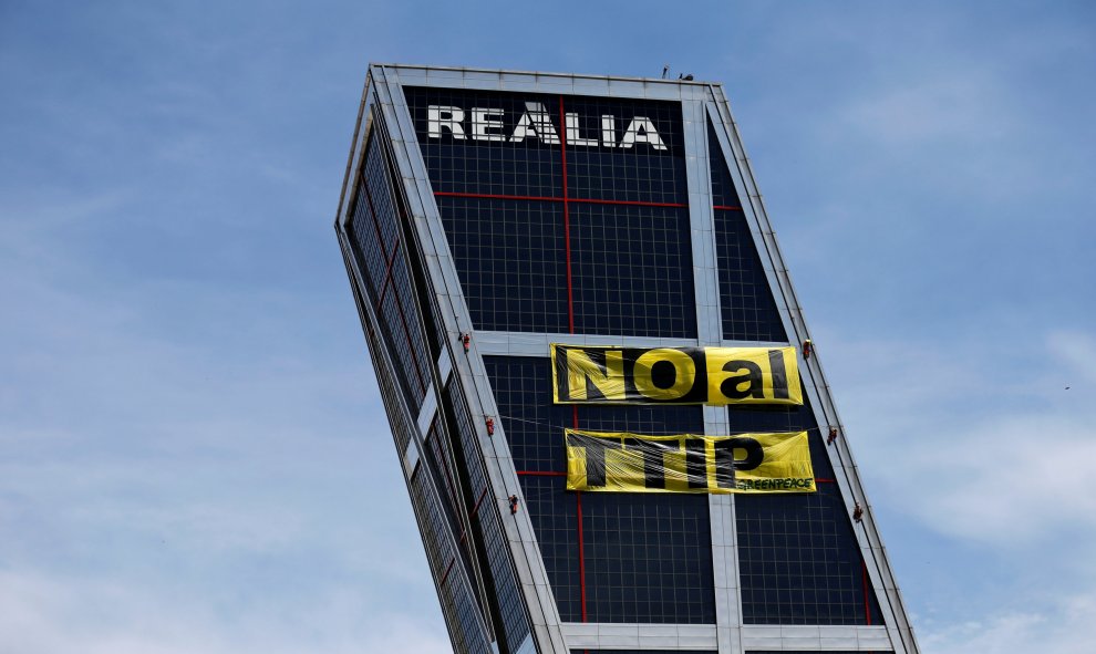 Pancarta contra el TTIP desplegada por activistas de Greenpeace en una de los edificios del complejo 'Puerta de Europa', más conocido como las Torres KIO. REUTERS/Andrea Comas