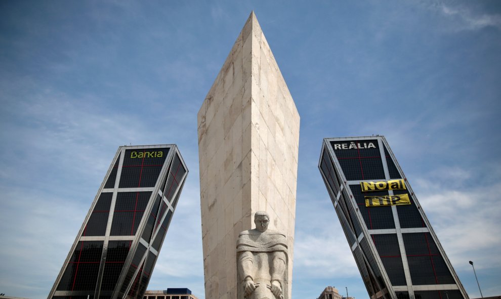 Las Torres Kio en la madrileña Plaza de Castilla, con el carte contra el TTIP colgado por activistas de Greenpeace. REUTERS/Andrea Comas